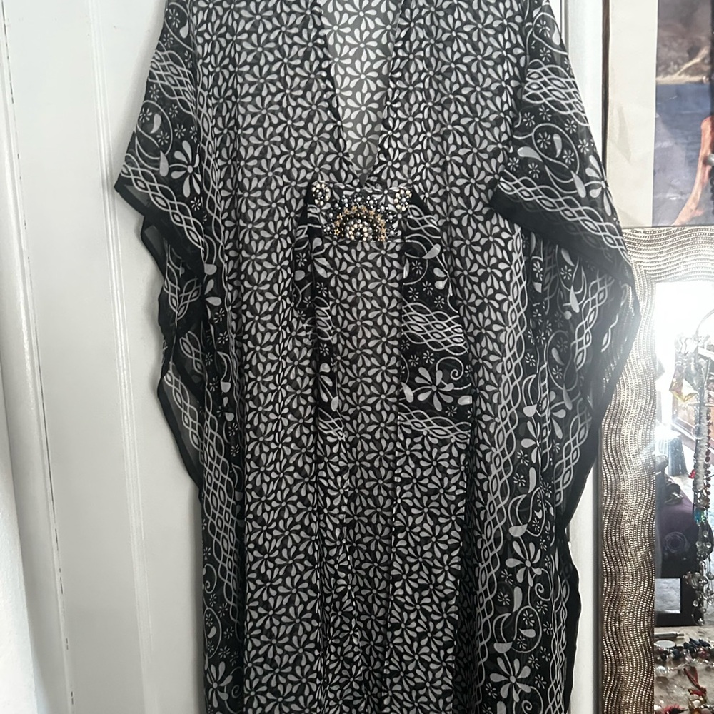 Lee Black and White Floral-Print Kimono Cape